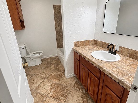5th image of 900 Watterman St
