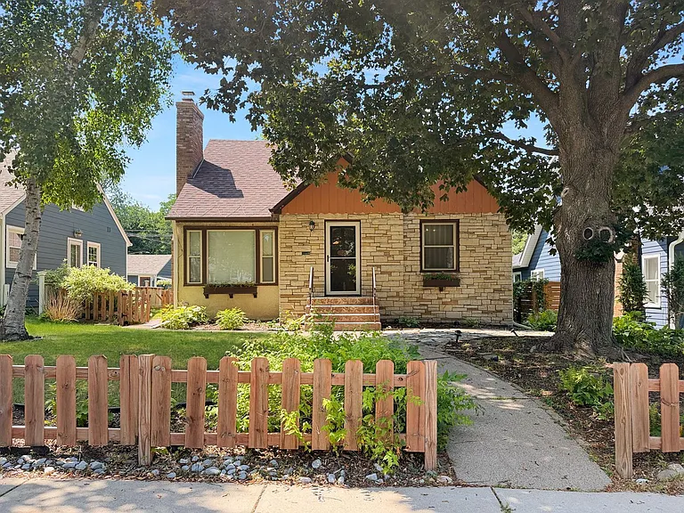 287 Washburn Ave N — Photo 2
