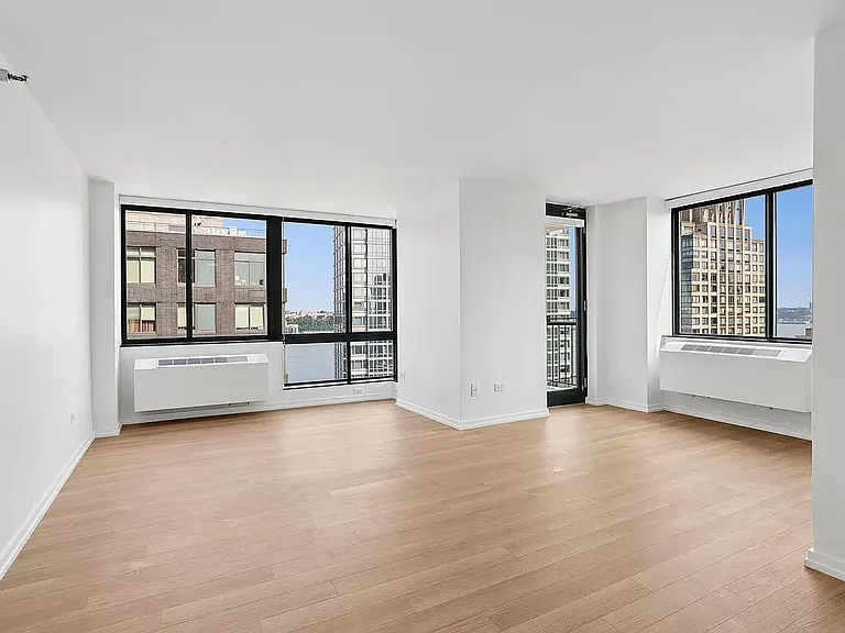 75 W End Ave #R26B — Photo 2