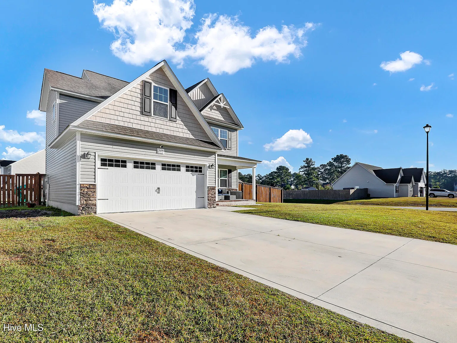 3 bed, 2.5 bath, 1686 sqft, $2,200 — Photo 2