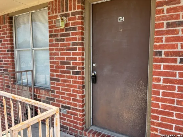 1705 S Washington St #B5, Beeville, TX 78102