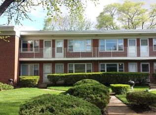 900C Crescent St APT 10, Wheaton, IL 60187