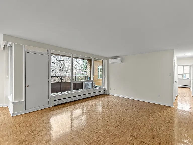 14 Deer Park Cres — Photo 11