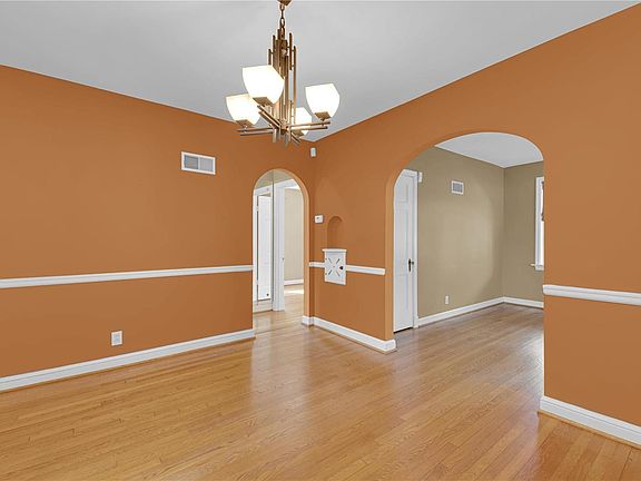 5th image of 7732 Blackberry Ave