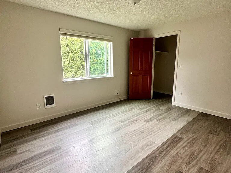 Village Glen Apartments — Photo 27