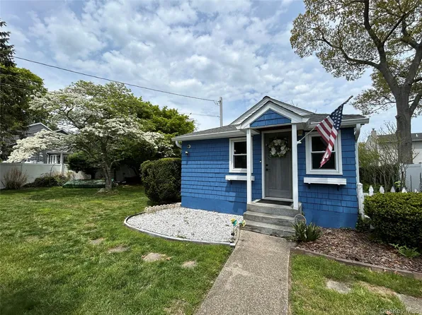 71 Paprocki Avenue, West Islip, NY 11795