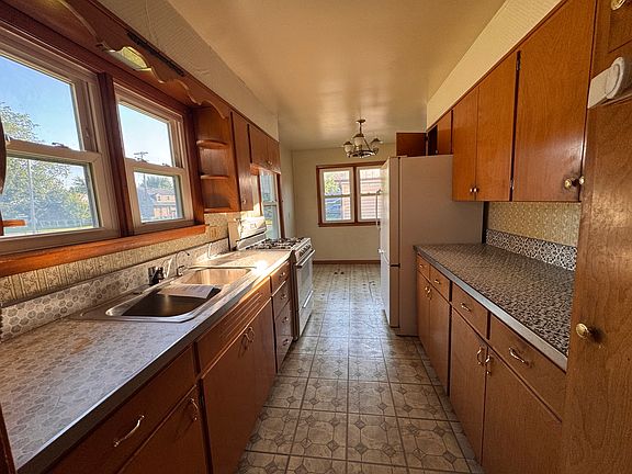 4th image of 203 E 2nd St