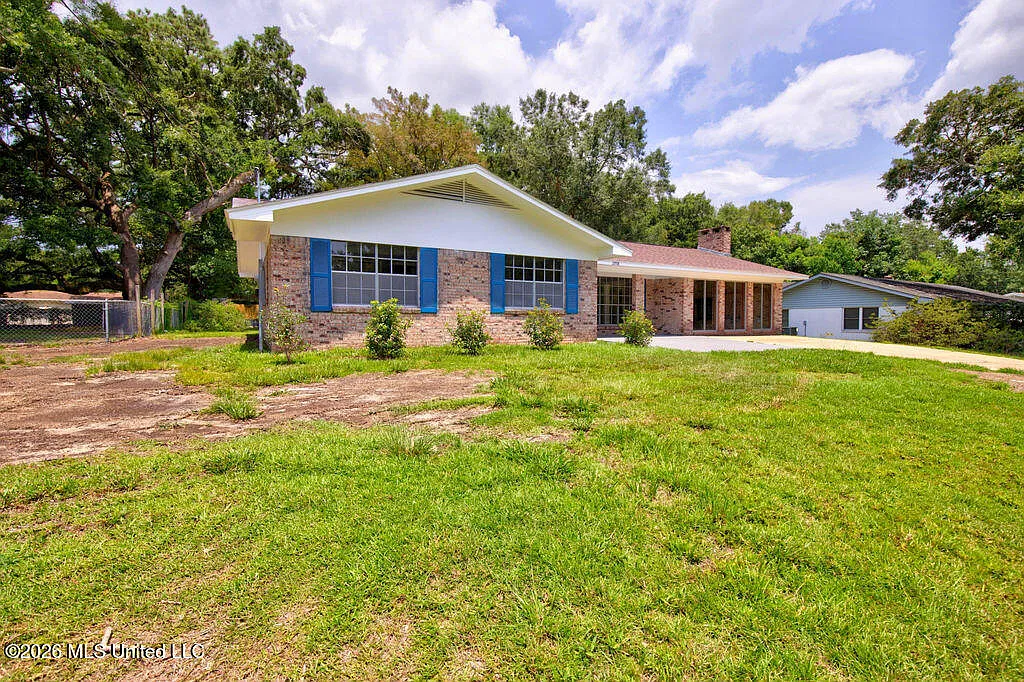 4 bed, 2.0 bath, 2108 sqft, $2,095 — Photo 4
