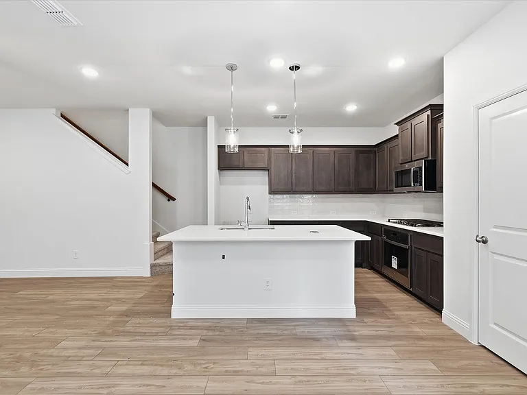 186 Balboa Ln — Photo 3