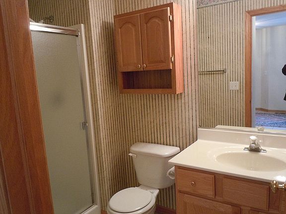 Full bath, 1st Floor