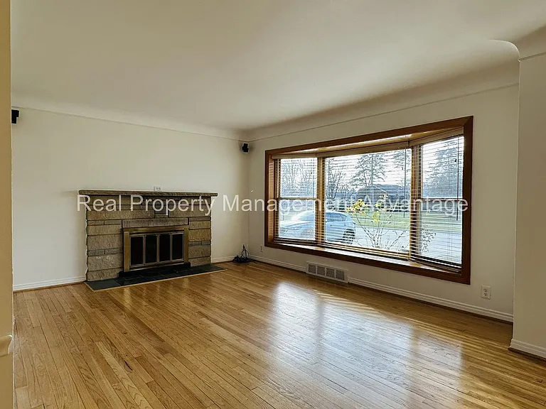 3912 Hillside Dr — Photo 3