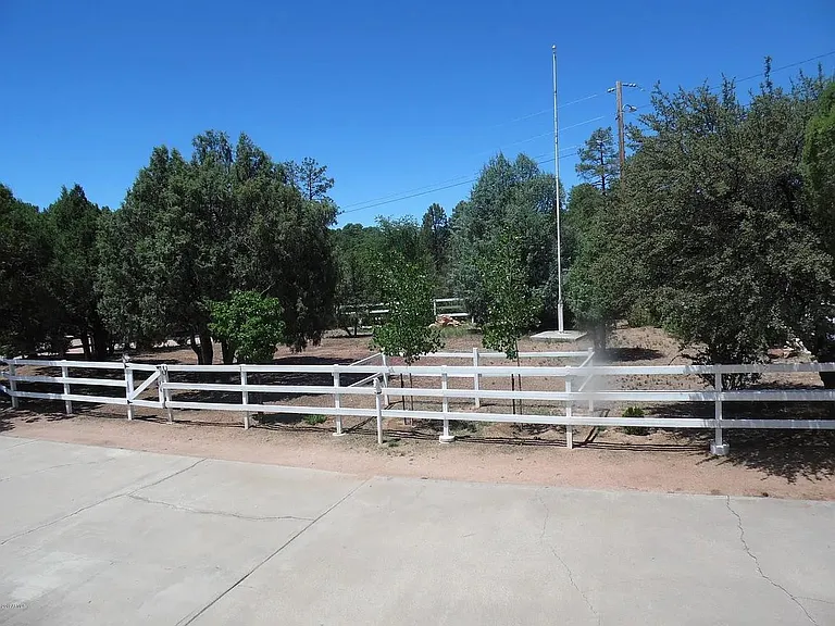 605 N Spur Cir #B — Photo 15
