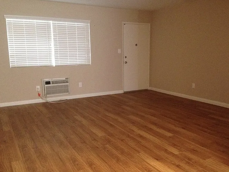 Parklane East Apartments — Photo 4