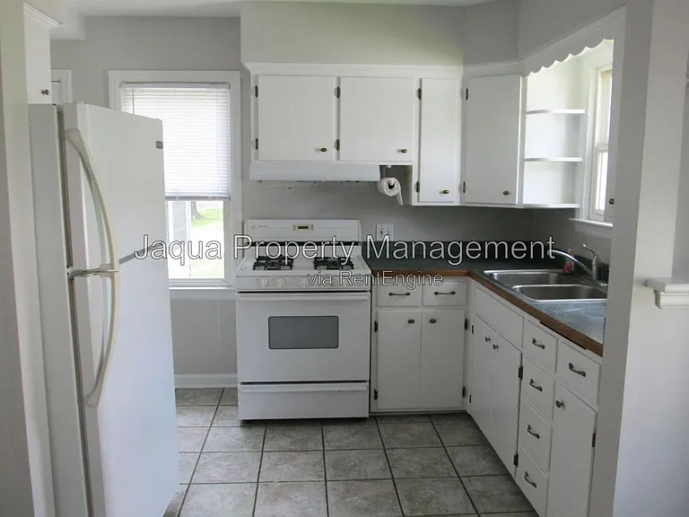 1324 Waverly Dr — Photo 2
