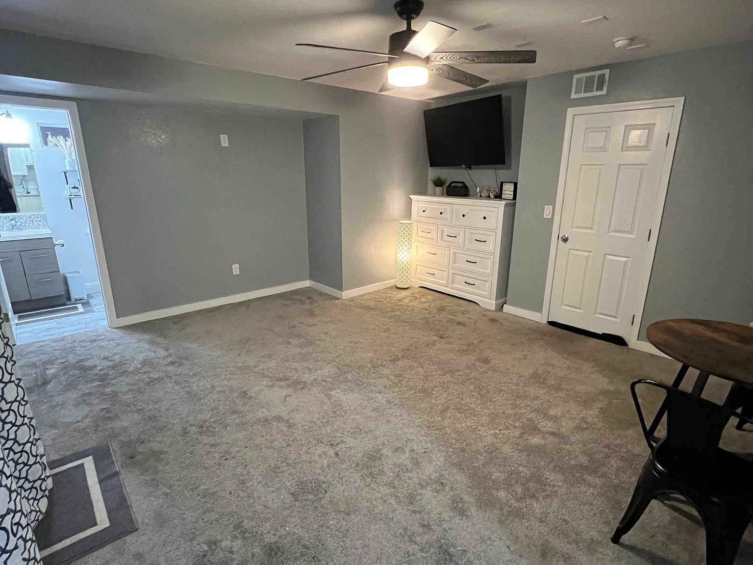 Studio, 2800 sqft, $1,000 — Photo 2