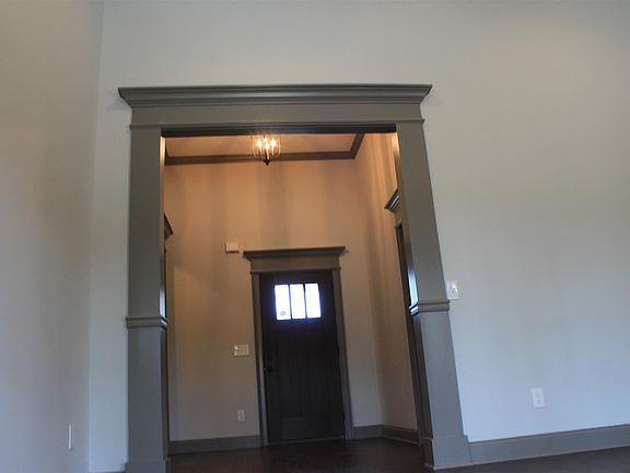 2nd image of 211 Niagra Ln