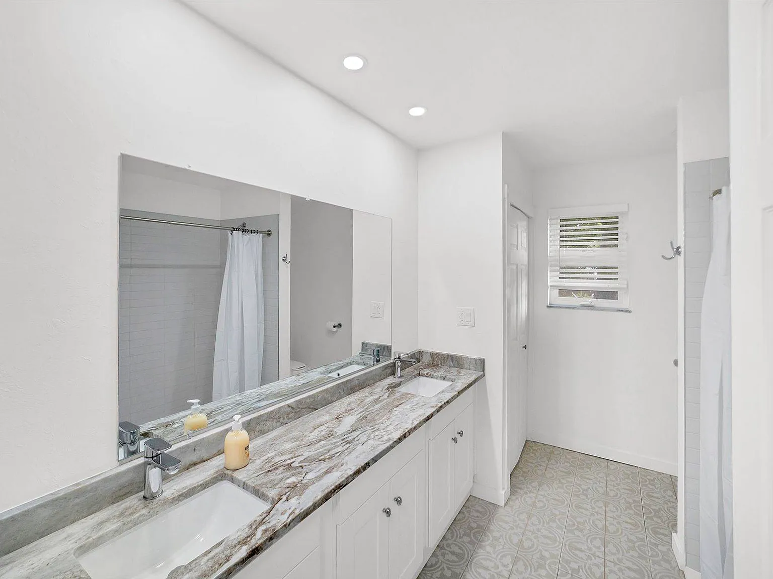 4 bed, 2.0 bath, 2200 sqft, $905 — Photo 4