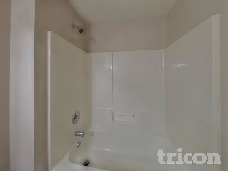 1002 Hollingdale Ct — Photo 14