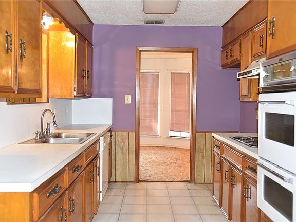 5th image of 4820 W Park Row Blvd