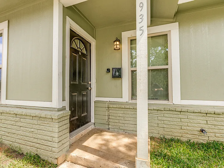 2935 Lasses Blvd — Photo 2
