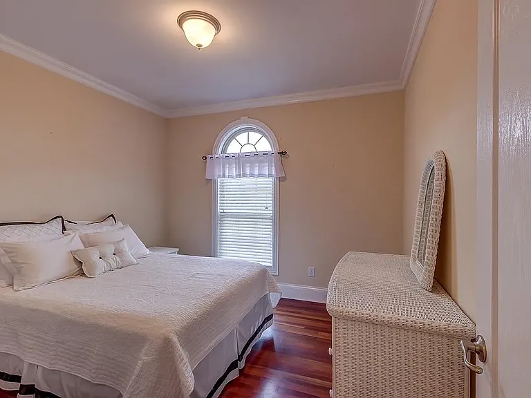 909 Village Green Ave — Photo 20