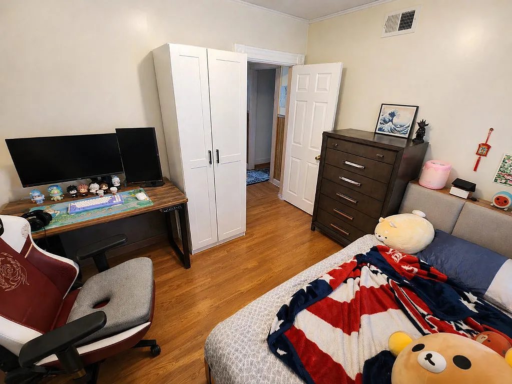 3 bed, 1.0 bath, 1050 sqft, $3,900 — Photo 3