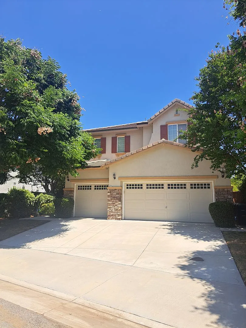 Beautiful 5 bedroom 3 bath home — Photo 3