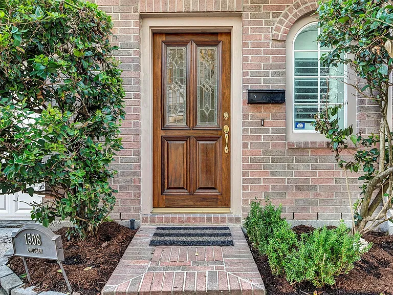 1508 Crocker St — Photo 3