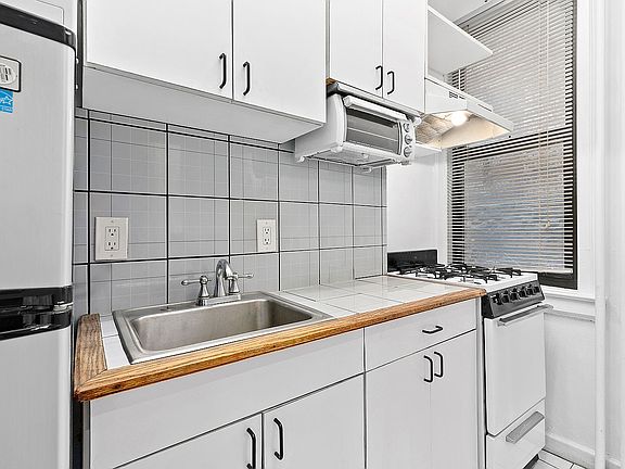 4th image of 321 E 54th St APT 1C