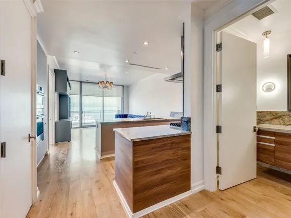 2900 McKinnon St APT 302, Dallas, TX 75201
