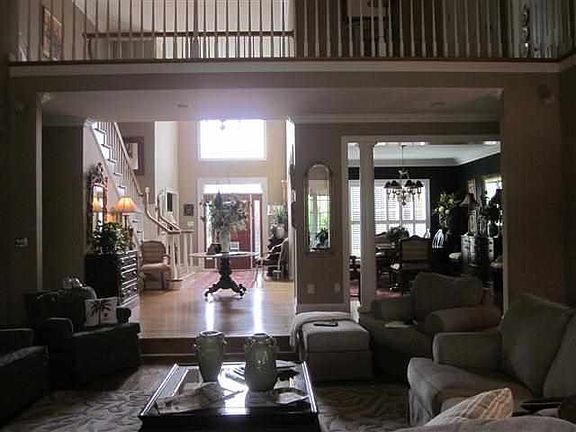 4th image of 934 Kensington Way