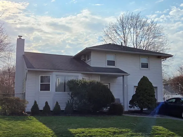17 Fresno Drive, Plainview, NY 11803