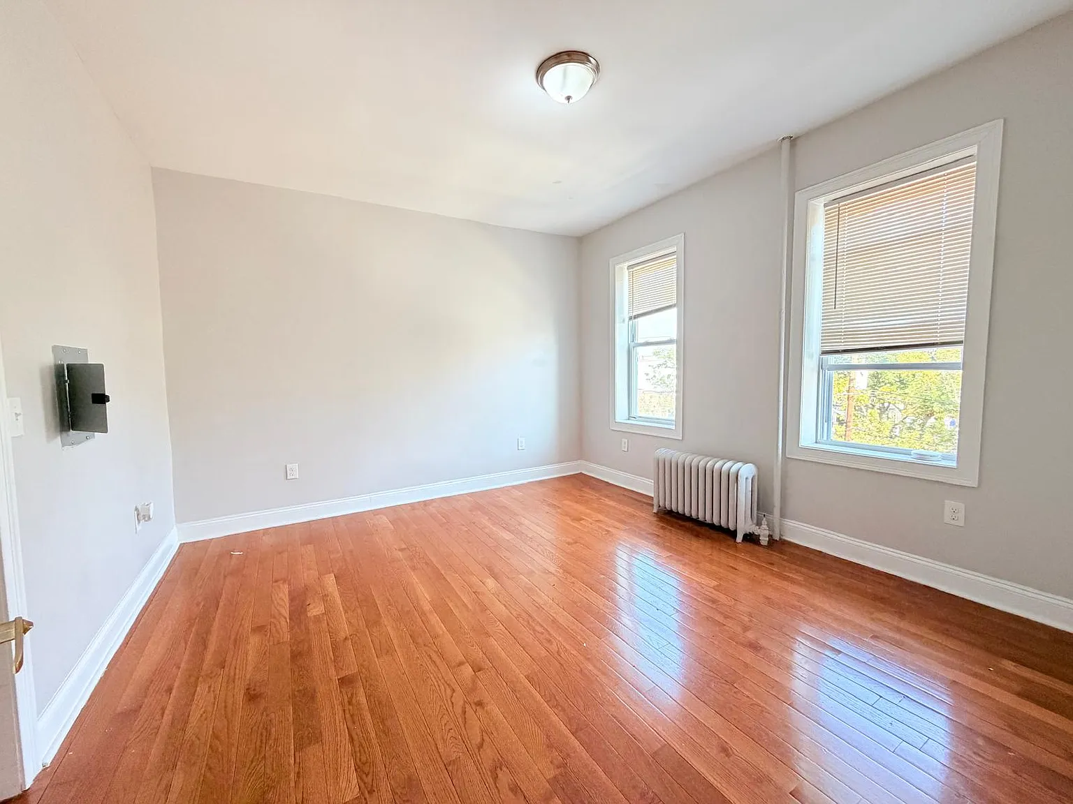 947 Pavonia Ave — Photo 3