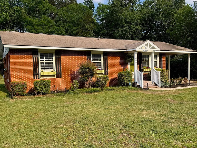 449 Lynhurst Dr — Photo 3