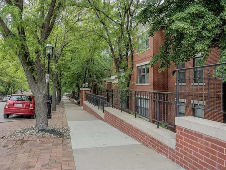 439 W 10th St — Photo 2