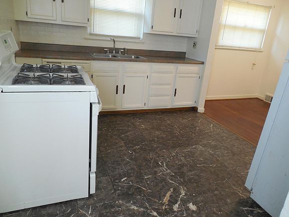 Yep! Marble floors and a fully equipped kitchen including a dishwasher!