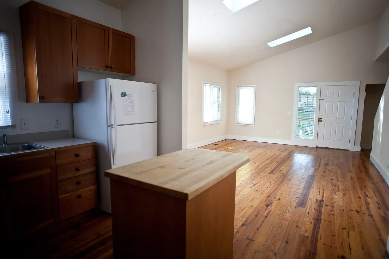Great house with hardwood floors! Walk to campus! — Photo 4