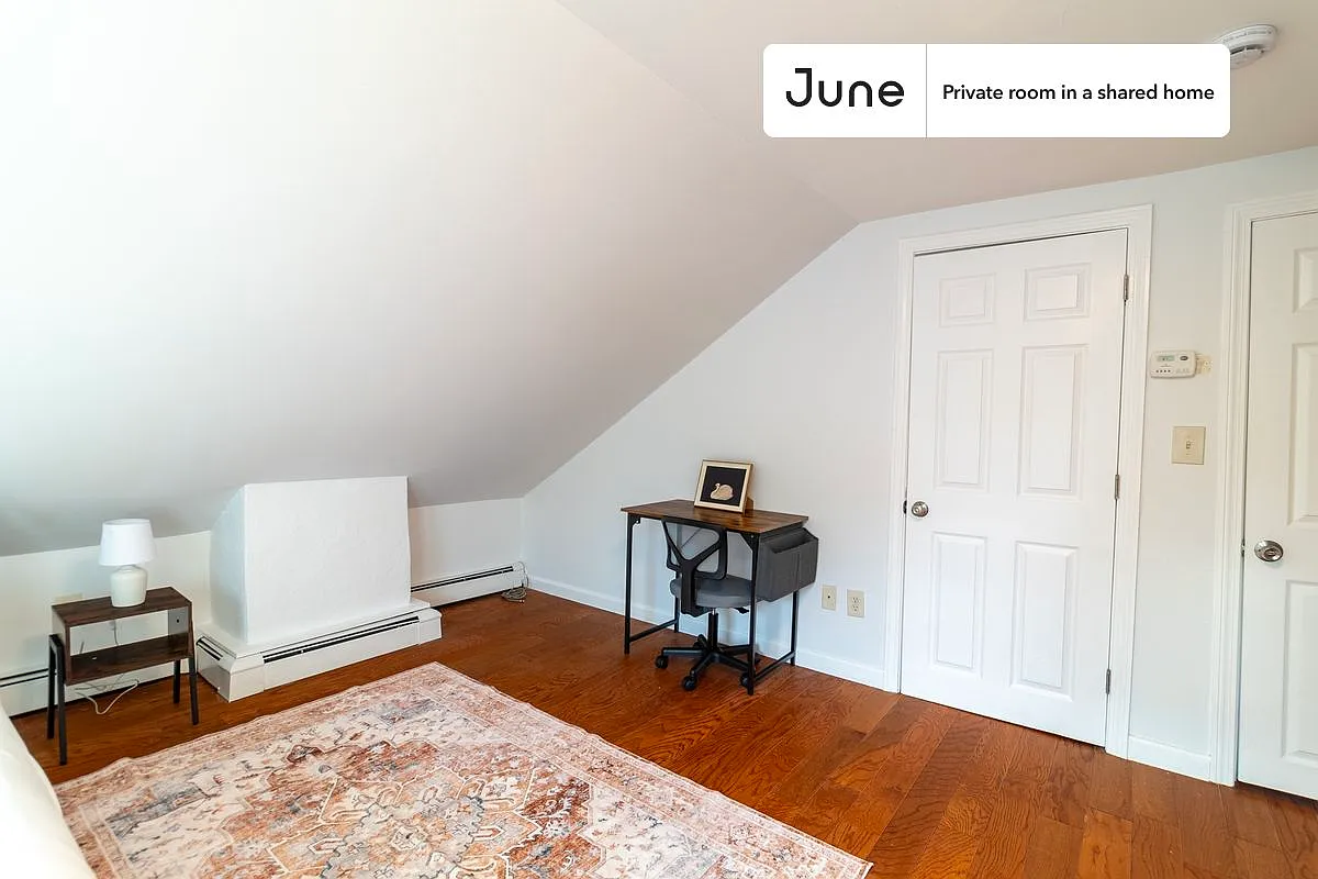 Queen bedroom in 4 bed/4 bath home in East Cambridge #1786 C — Photo 2