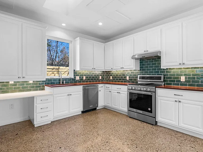 512 W Saint Johns Ave #B — Photo 7