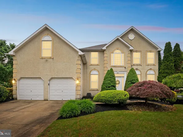 2 Rosebush Ct, Sicklerville, NJ 08081