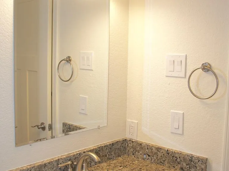 225 SW Kalmia St #A — Photo 14