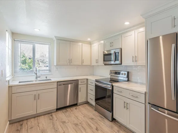 135 Brenton Ct, Mountain View, CA 94043