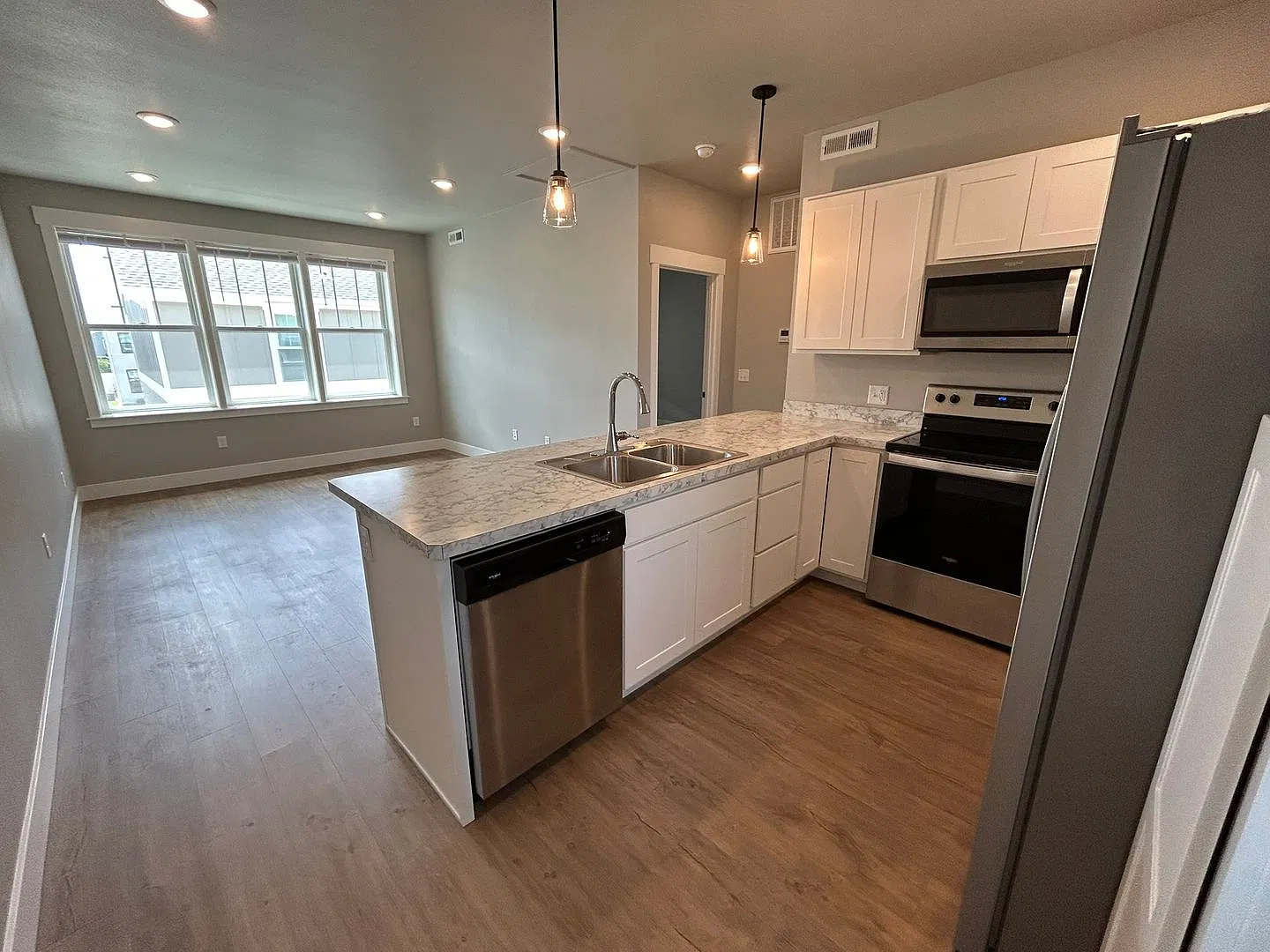 6086 Northstead Ave — Photo 2