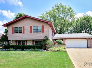 1555 Newcastle Ln, Hoffman Estates, IL 60169