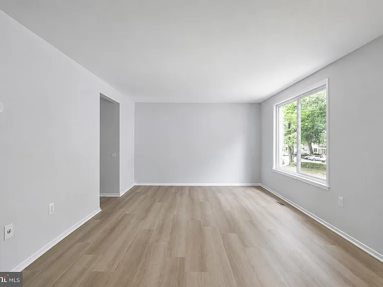 14435 Pebble Hill Ln S — Photo 4