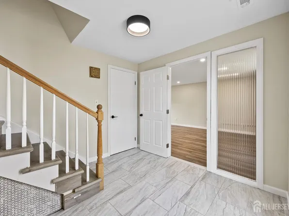 21 Starlit Dr, Middlesex, NJ 08846