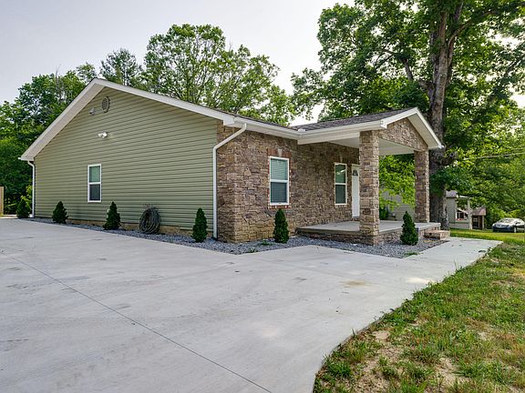 2nd image of 880 Sparta Dr