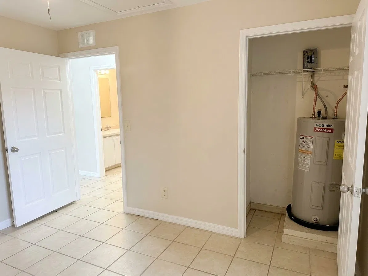 3/1 Duplex ready now. Washer/Dryer hook ups — Photo 4