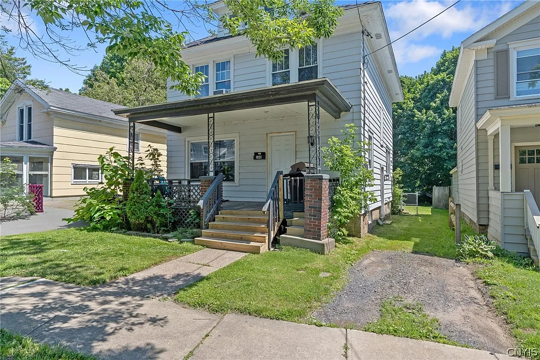 4 bed, 1.0 bath, 1380 sqft, $1,800 — Photo 2