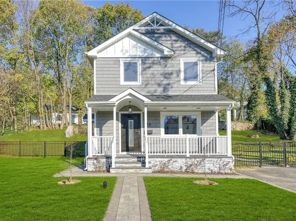 21 Locust Street, Roslyn Heights, NY 11577